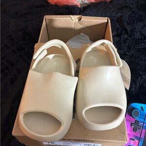 Yeezy Slides “Bone” “7k”